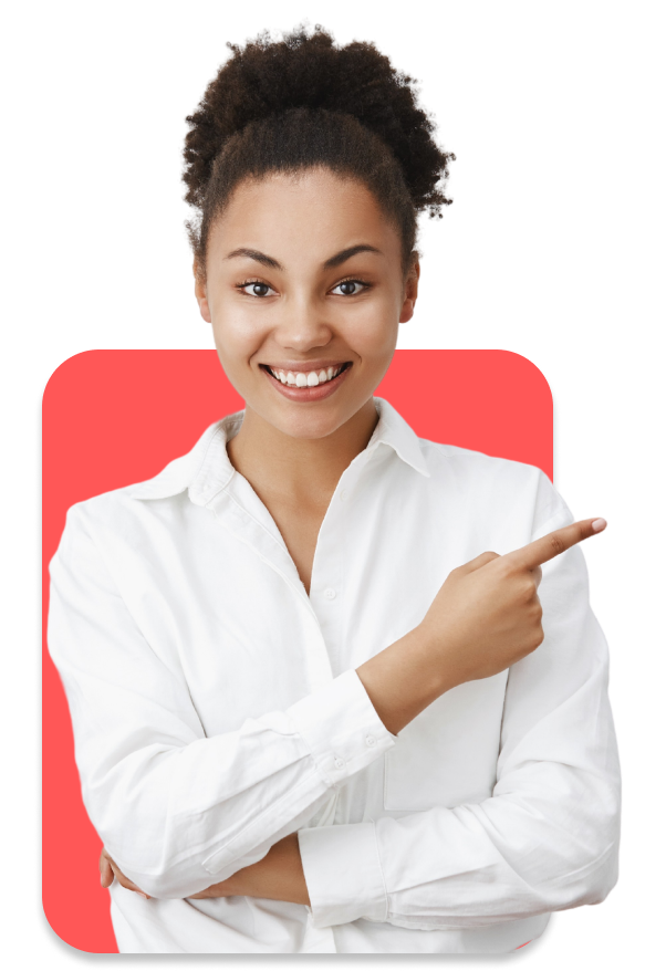 Mulher afro-americana de jaleco branco sorrindo apontando o dedo indicador para o lado com uma mão direita